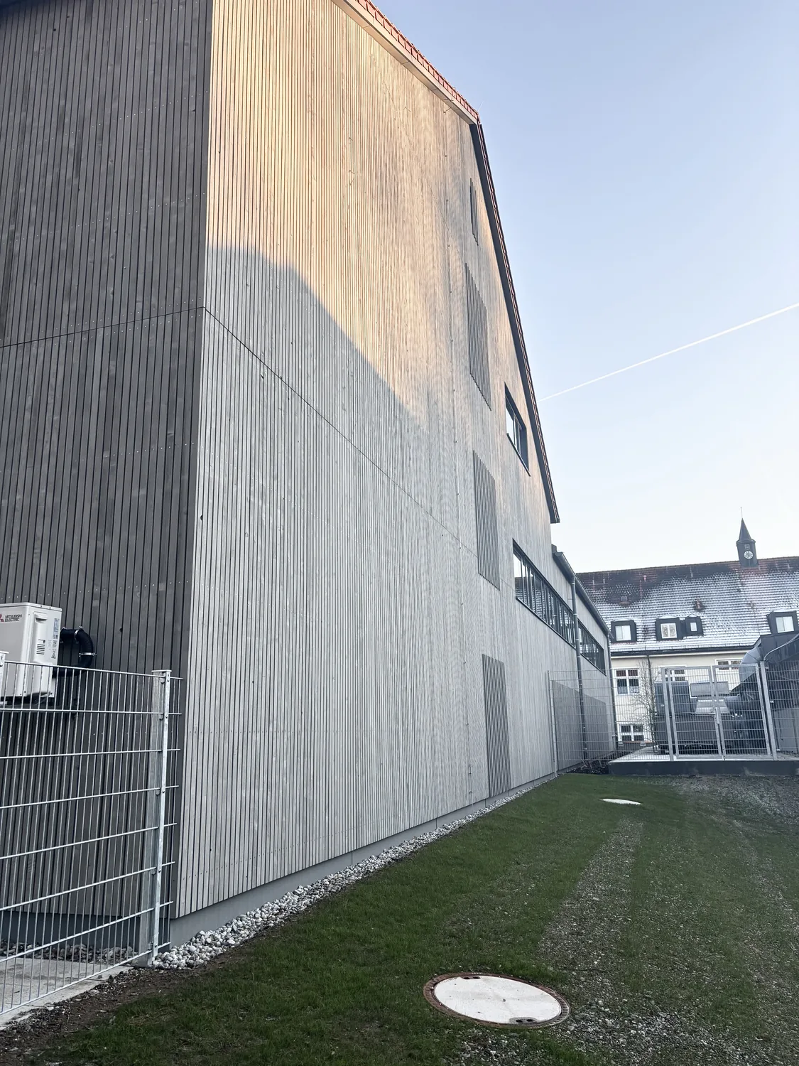 Der Giebel des Neubaus, dahinter das Bestandsgebäude