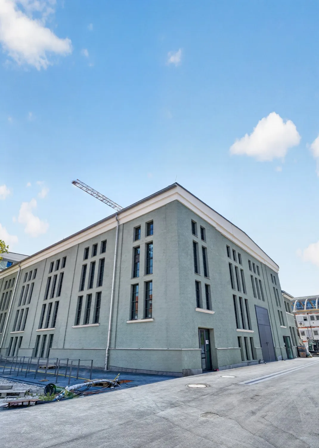 Erhaltene historische Fassade der Jutierhalle von außen