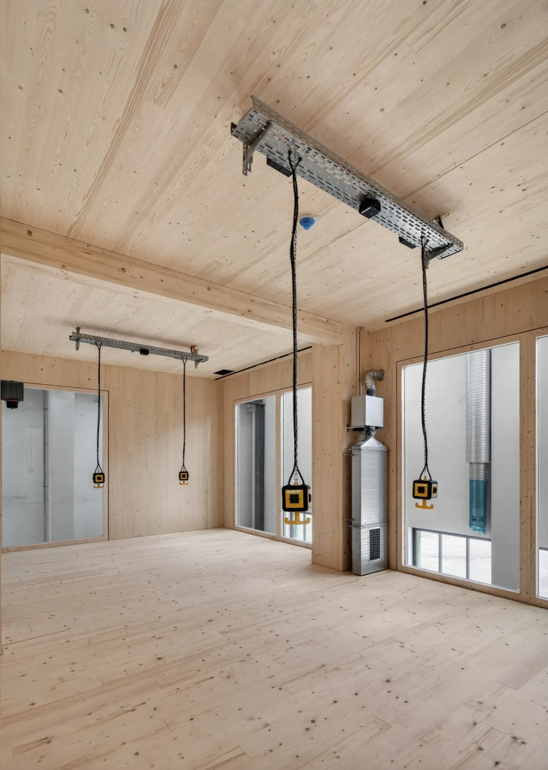 Atelier aus Brettsperrholz mit verlegtem Boden