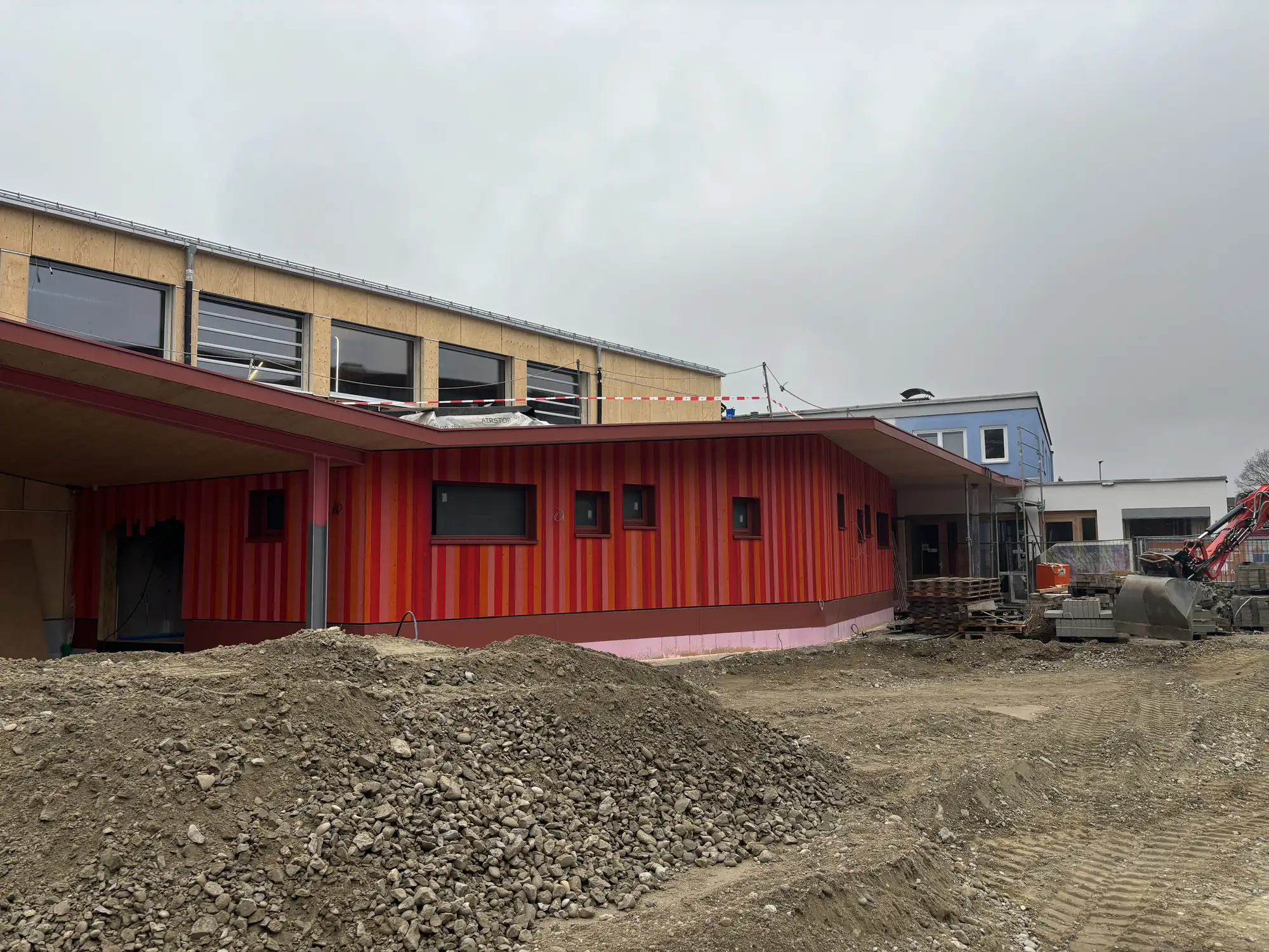 Kindergarten im Bau, dahinter der Holzrahmenbau des Nachbargebäudes