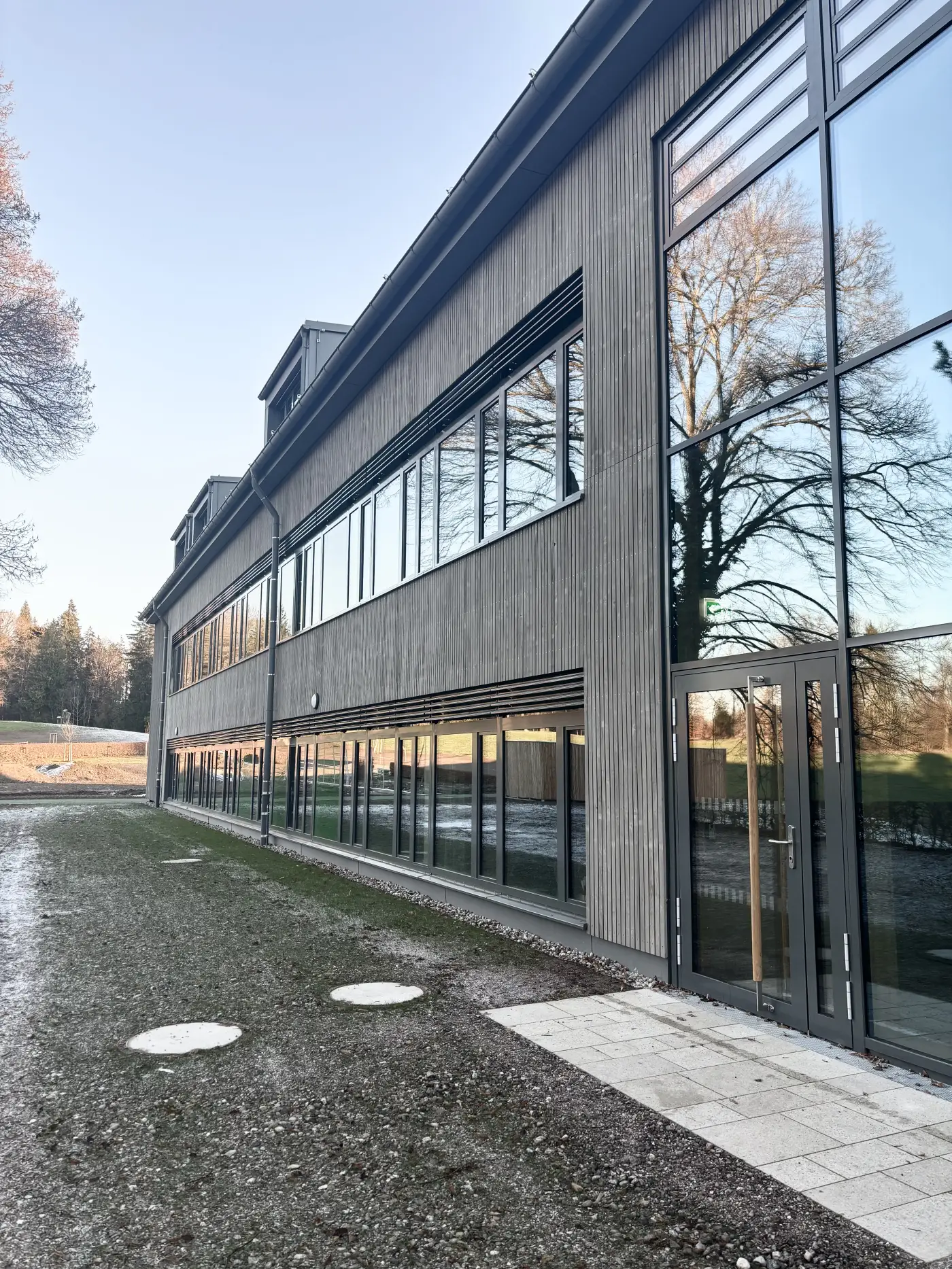Gewerbegebäude in Holzbauweise mit Glasfassade