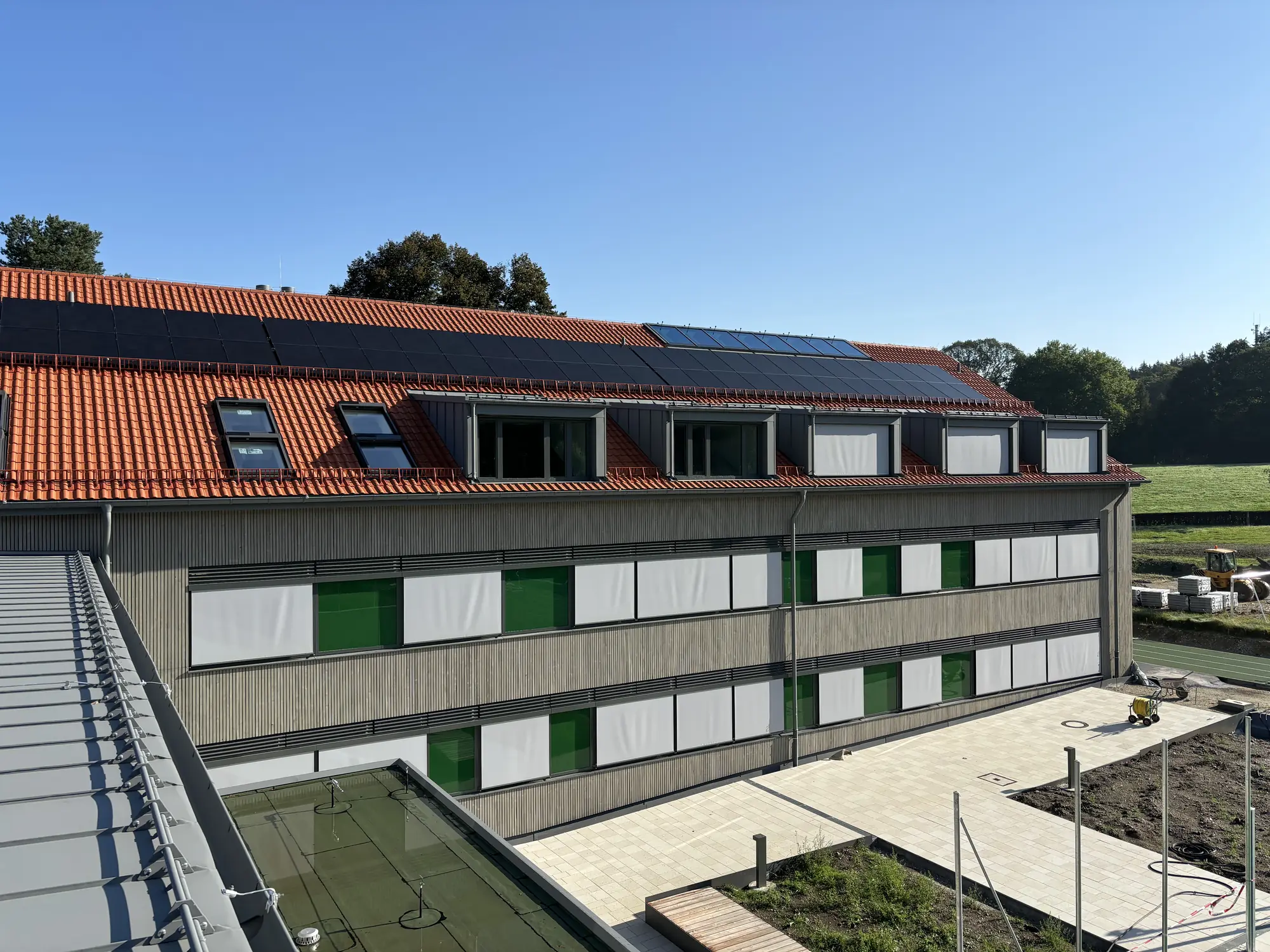 Dreigeschossiges Schulgebäude mit hinterlüfteter Holzfassade
