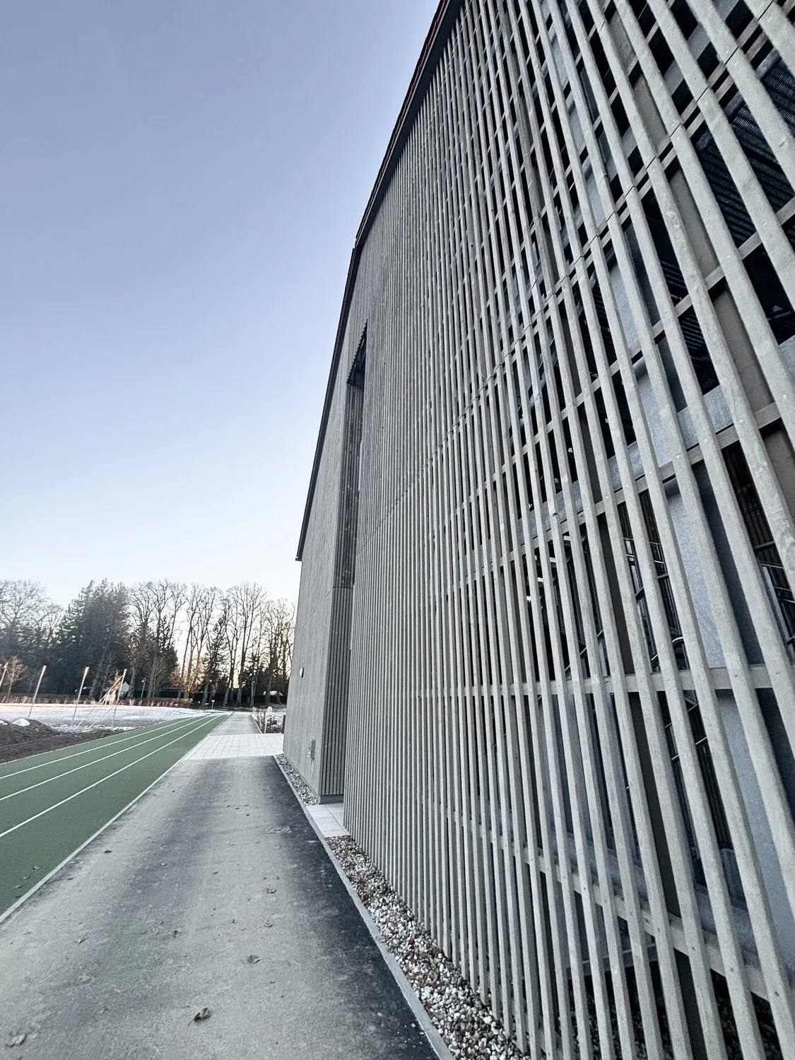 Der Lattenschirm über die volle Höhe der Halle