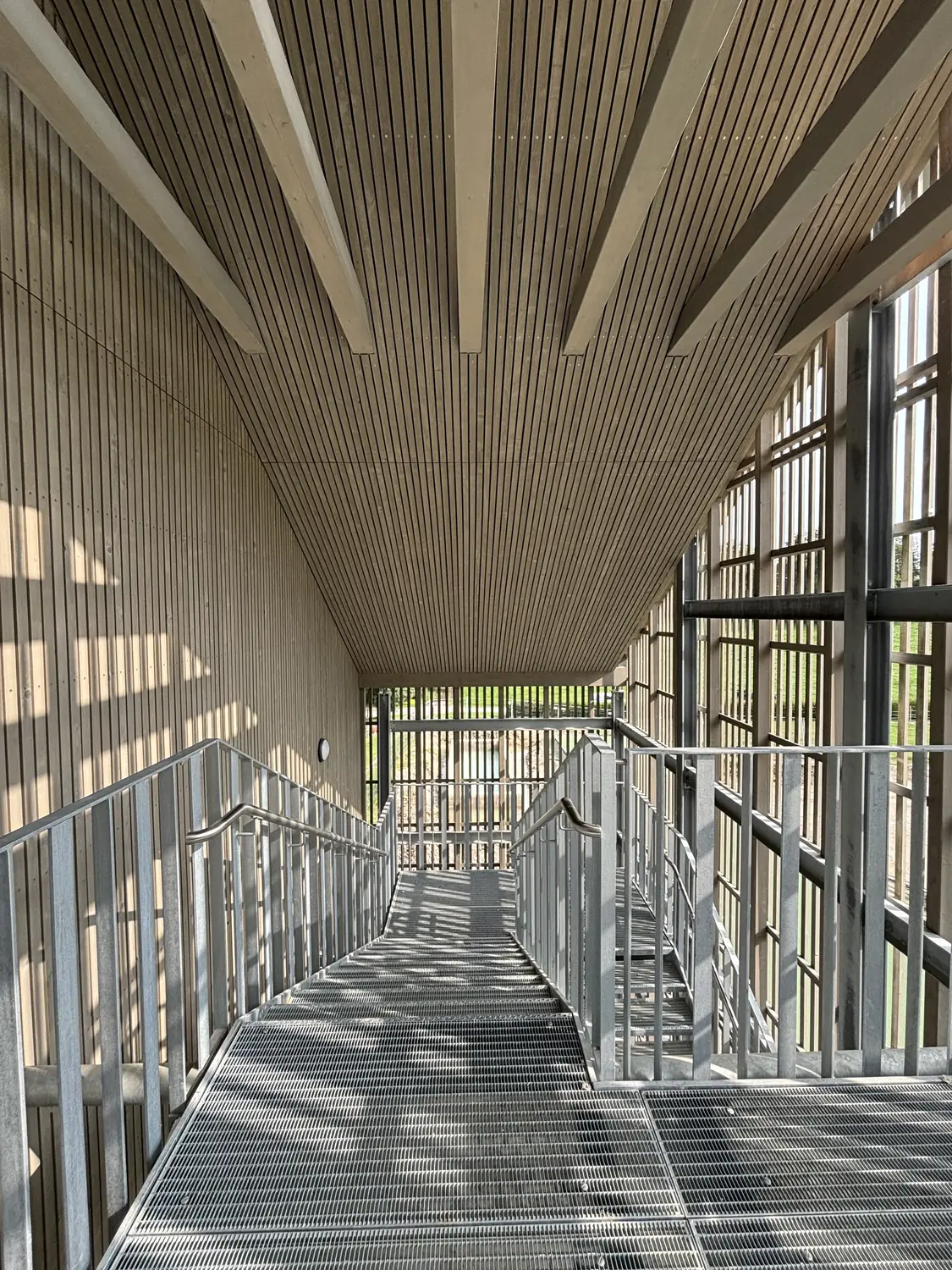 Verbindungssteg unter der Holzdecke