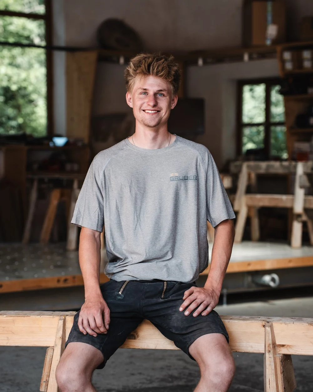 Anton Holzmeier in der Werkhalle der Gruber Zimmerei & Holzbau