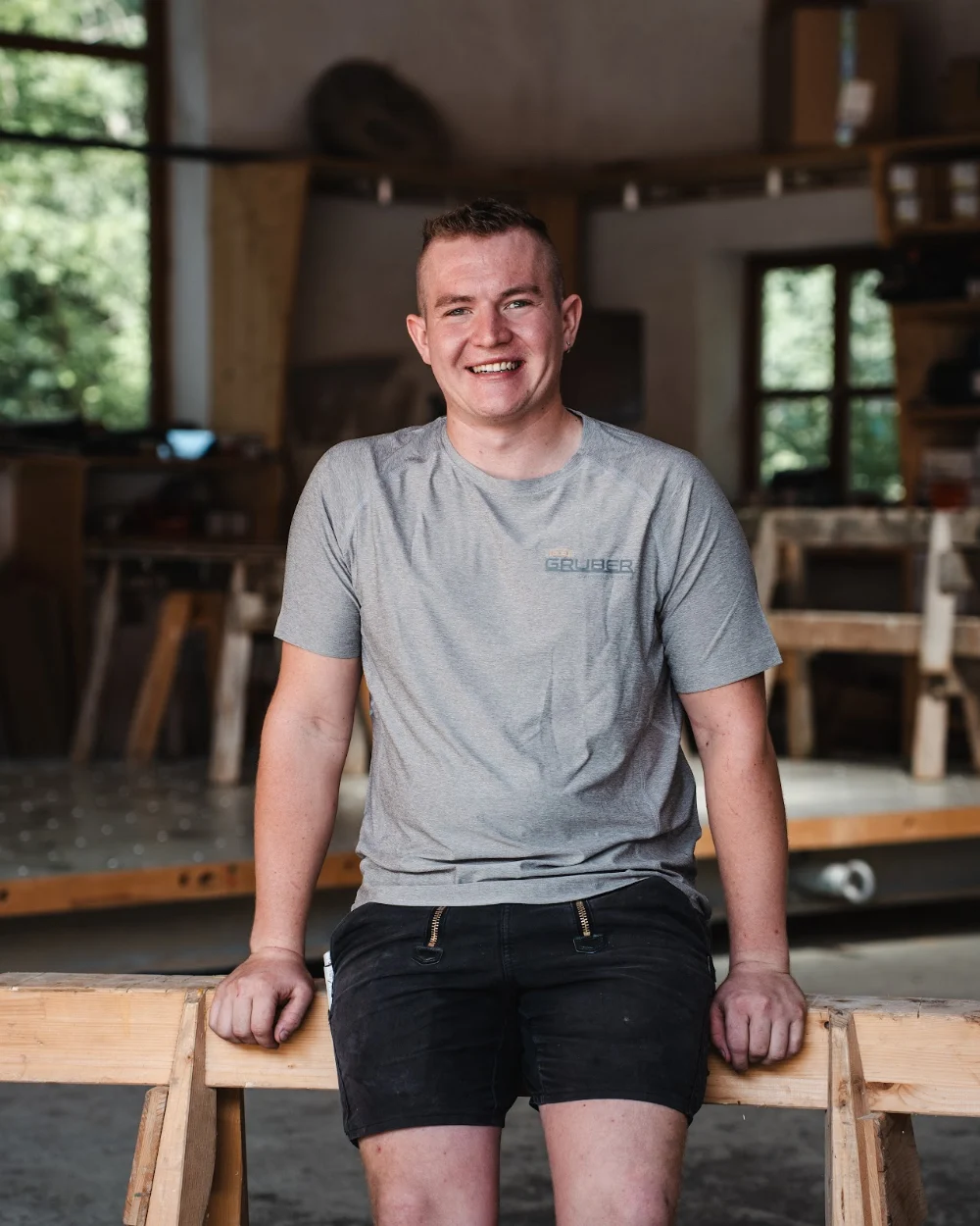 Florian Ametsbichler in der Werkhalle der Gruber Zimmerei & Holzbau