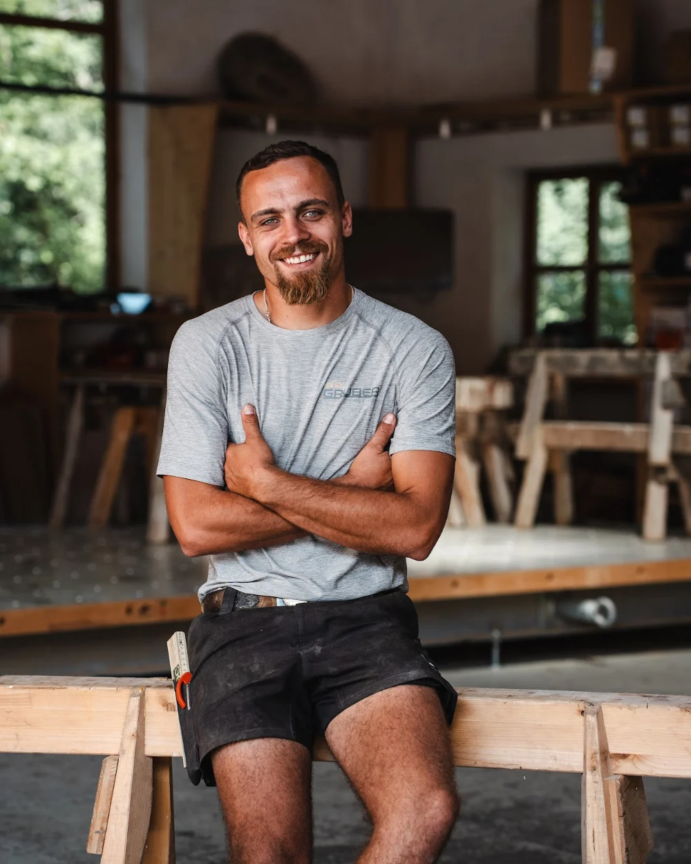 Kilian Holzmayer in der Werkhalle der Gruber Zimmerei & Holzbau