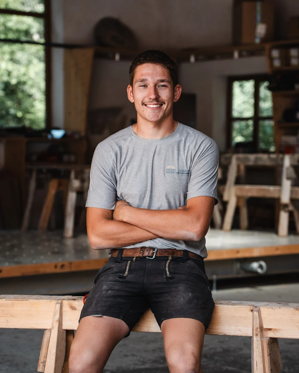 Lucas Aschauer in der Werkhalle der Gruber Zimmerei & Holzbau