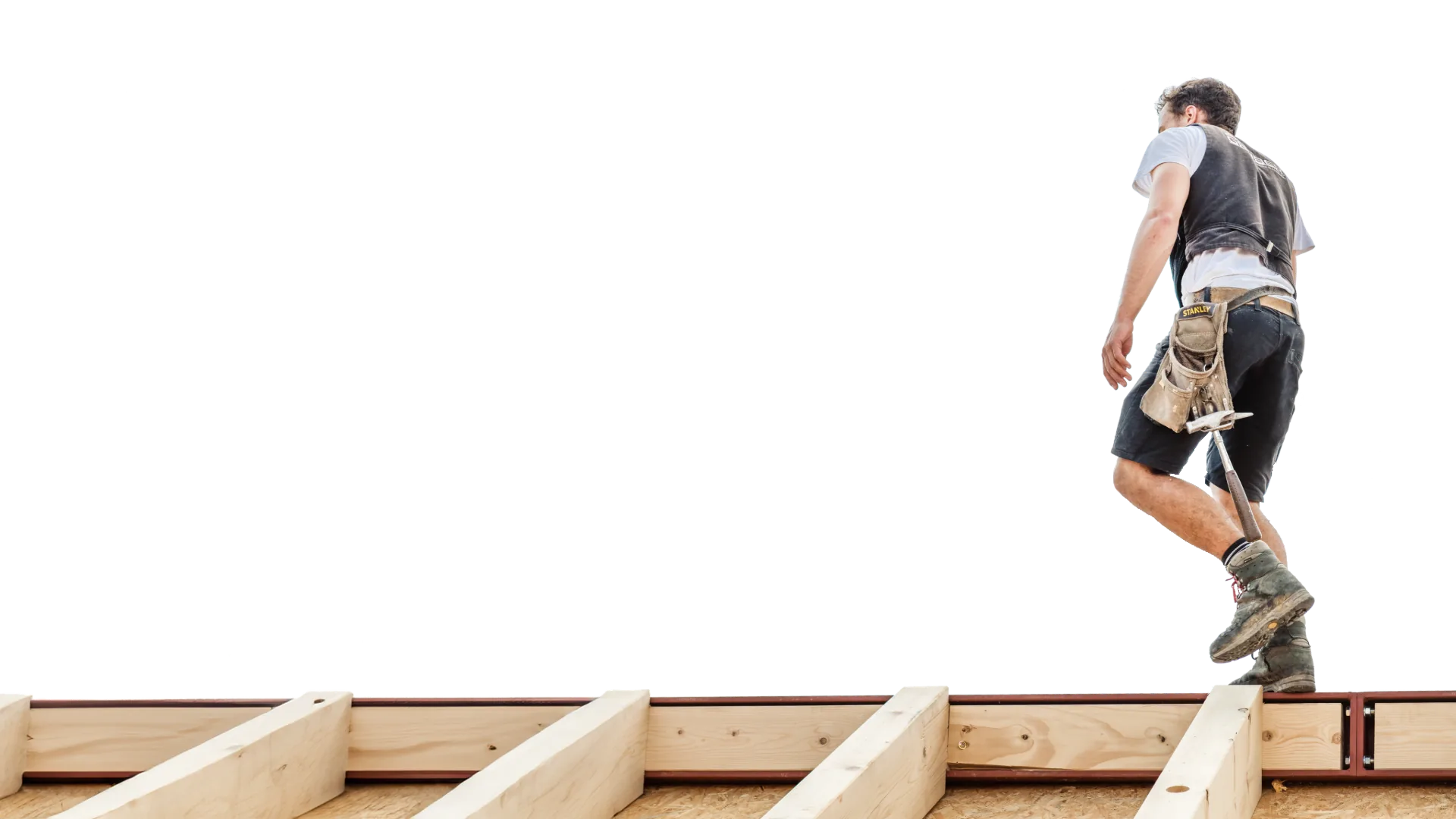 Zimmerer geht über die frisch verlegte Balkenlage